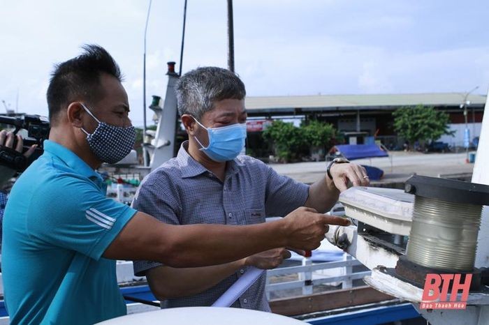 Tích cực hỗ trợ ngư dân sử dụng thiết bị thông tin liên lạc, giám sát hành trình trên tàu cá Tích cực hỗ trợ ngư dân sử dụng thiết bị thông tin liên lạc, giám sát hành trình trên tàu cá