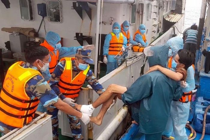 Đưa 6 ngư dân gặp nạn trên quần đảo Trường Sa về đất liền Đưa 6 ngư dân gặp nạn trên quần đảo Trường Sa về đất liền
