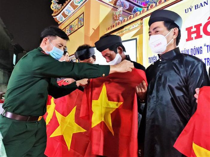 Cờ Tổ quốc trên tàu, ngư dân được tiếp thêm niềm tin và nghị lực Cờ Tổ quốc trên tàu, ngư dân được tiếp thêm niềm tin và nghị lực