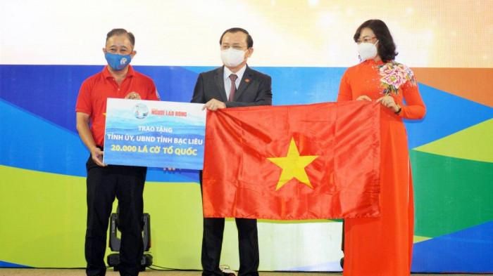 Tặng 20.000 lá cờ Tổ quốc cho ngư dân Bạc Liêu Tặng 20.000 lá cờ Tổ quốc cho ngư dân Bạc Liêu