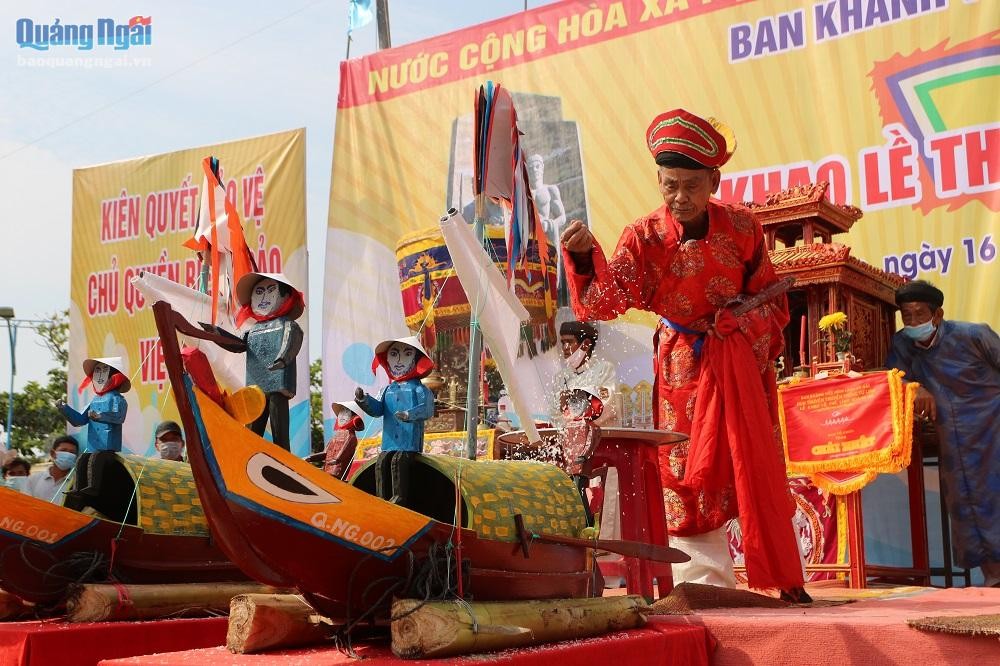 Tưởng niệm những binh phu có công ra Hoàng Sa cắm mốc, dựng bia chủ quyền của Việt Nam Tưởng niệm những binh phu có công ra Hoàng Sa cắm mốc, dựng bia chủ quyền của Việt Nam