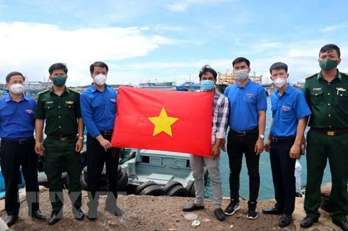 Tặng 200 lá cờ Tổ quốc cho các ngư dân tại huyện đảo Phú Quý Tặng 200 lá cờ Tổ quốc cho các ngư dân tại huyện đảo Phú Quý