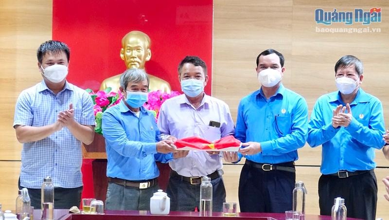 Tặng 15.000 lá cờ Tổ quốc cho ngư dân Quảng Bình, Quảng Ngãi vươn khơi, bám biển