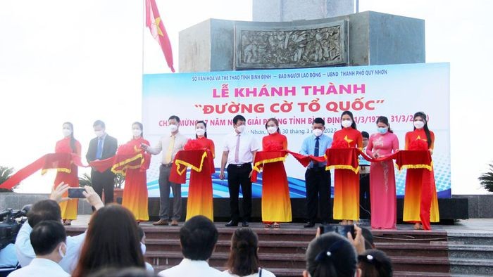Khánh thành Đường cờ Tổ quốc dọc bờ biển TP Quy Nhơn (Bình Định) Khánh thành Đường cờ Tổ quốc dọc bờ biển TP Quy Nhơn (Bình Định)