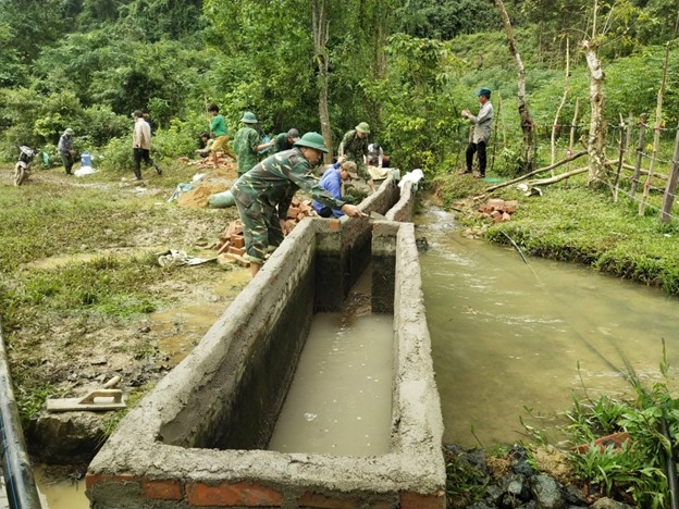 CBCS đồn biên phòng Làng Mô sửa chữa, hoàn thiện đường ống dẫn nước sinh hoạt về bản cho người dân CBCS đồn biên phòng Làng Mô sửa chữa, hoàn thiện đường ống dẫn nước sinh hoạt về bản cho người dân