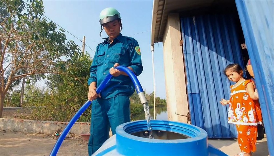 Kiên Giang: Mang nước ngọt về biên giới chữa khát cho dân Mang nước đến tận nhà cho các hộ dân thiếu nước đã phần nào giúp họ giảm bớt khó khăn trong sinh hoạt hàng ngày. Ảnh: PV