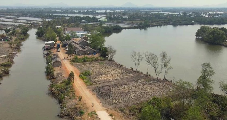 Kiên Giang: Mang nước ngọt về biên giới chữa khát cho dân Các hộ dân ở xã Phú Mỹ, huyện Giang Thành (Kiên Giang) đã chịu cảnh thiếu nước sinh hoạt hơn nửa tháng qua do hạn hán và xâm nhập mặn. Ảnh: PV