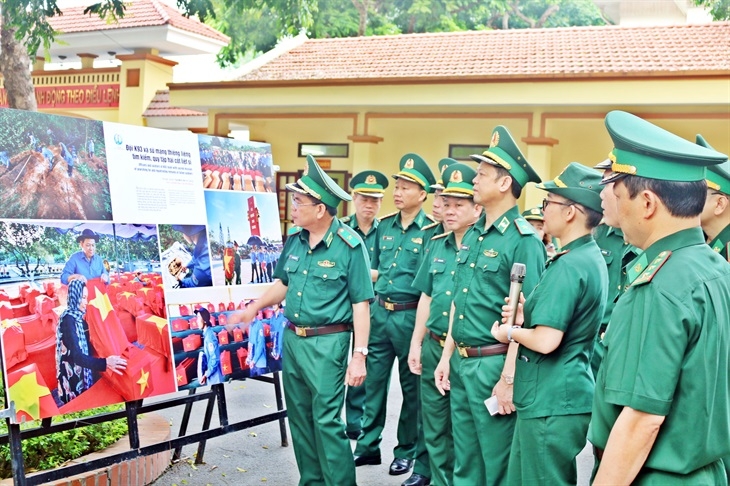 Lãnh đạo Bộ Tư lệnh, Cục Chính trị BĐBP dự khai mạc trưng bày ảnh “Tự hào một dải biên cương”. Ảnh: TTH Lãnh đạo Bộ Tư lệnh, Cục Chính trị BĐBP dự khai mạc trưng bày ảnh “Tự hào một dải biên cương”. Ảnh: TTH