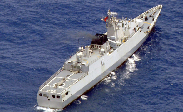 Tàu chiến Trung Quốc hoạt động phi pháp ở đá Chữ Thập ngày 11-4. Đá Chữ Thập và đá Vành Khăn cùng thuộc quần đảo Trường Sa của Việt Nam, nhưng bị Trung Quốc dùng vũ lực chiếm đóng phi pháp - Ảnh: QUÂN ĐỘI PHILIPPINES