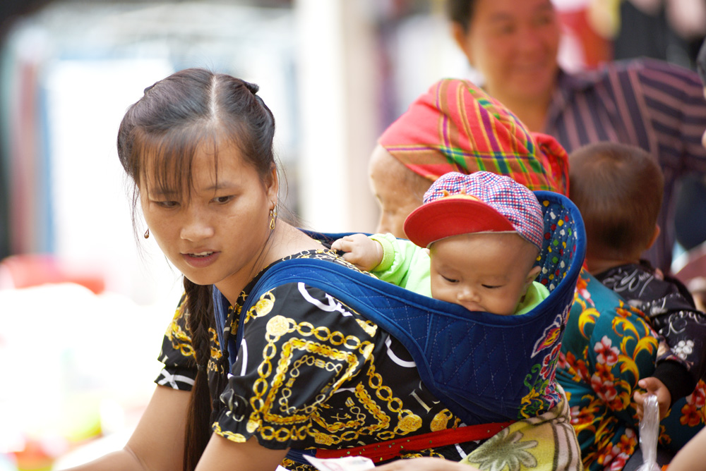 Các em bé cũng theo mẹ xuống chợ bằng những chiếc địu. Các em bé cũng theo mẹ xuống chợ bằng những chiếc địu.