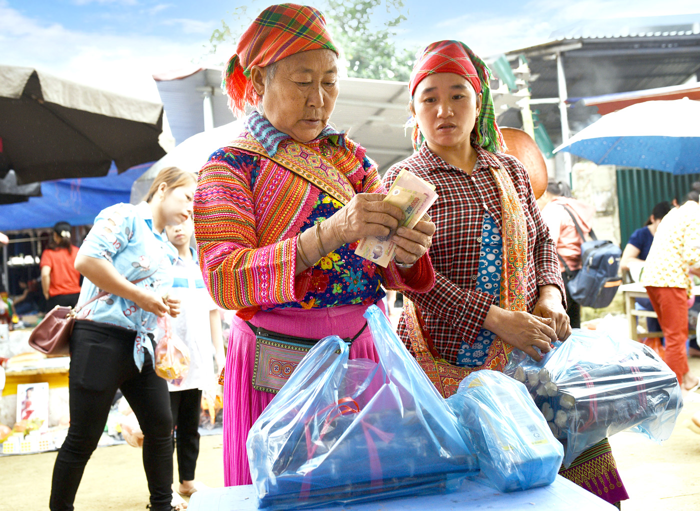 Xuống chợ mua mía về ăn là sở thích của dân tộc Mông Xuống chợ mua mía về ăn là sở thích của dân tộc Mông