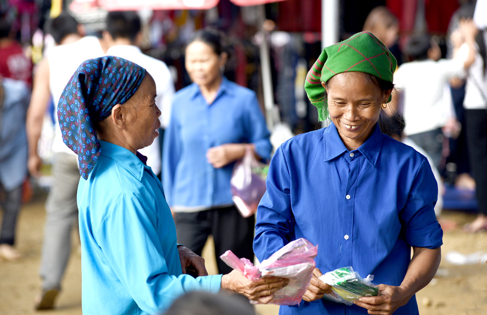 Xuống chợ đối với người dân để mua bán, giao lưu tình cảm, hai người phụ nữ trên rất ưng ý về số hạt giống rau mua được Xuống chợ đối với người dân để mua bán, giao lưu tình cảm, hai người phụ nữ trên rất ưng ý về số hạt giống rau mua được