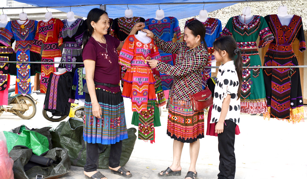 Gian hàng bán quần áo dân tộc Mông luôn đông khách tới xem, mua hàng Gian hàng bán quần áo dân tộc Mông luôn đông khách tới xem, mua hàng