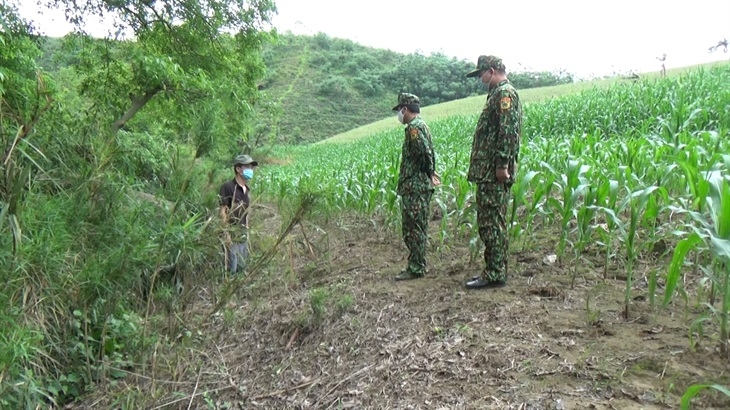 Đồn Biên phòng Bản Lầu ngăn chặn đối tượng Hồ Seo Sấn vượt biên trái phép. Ảnh: Trung Dũng Đồn Biên phòng Bản Lầu ngăn chặn đối tượng Hồ Seo Sấn vượt biên trái phép. Ảnh: Trung Dũng