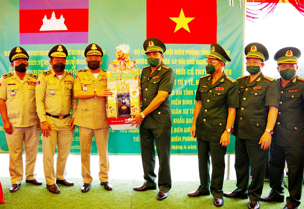 Chúc Tết, tặng quà, vật tư y tế trị cho lực lượng vũ trang 2 tỉnh TaKeo và KanDal (Campuchia) Chúc Tết, tặng quà, vật tư y tế trị cho lực lượng vũ trang 2 tỉnh TaKeo và KanDal (Campuchia)