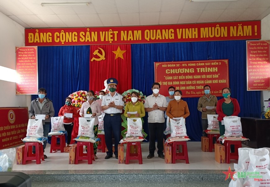 Trao 100 suất quà tặng ngư dân Phú Yên bị ảnh hưởng do thiên tai Trao 100 suất quà tặng ngư dân Phú Yên bị ảnh hưởng do thiên tai