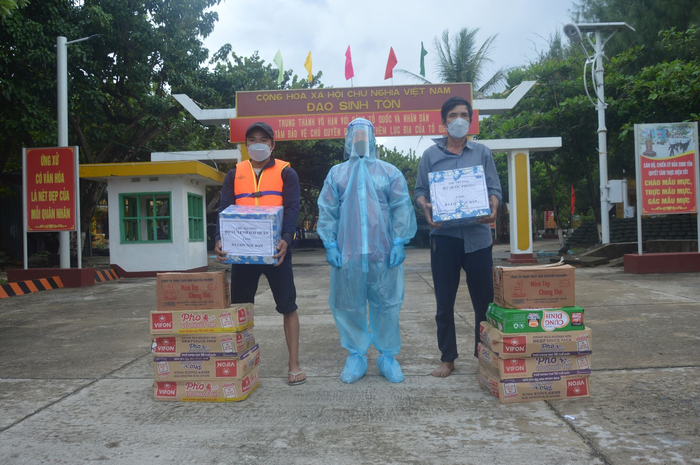 Tặng quà cho ngư dân tàu cá Quảng Nam, Quảng Trị vương khơi bám biển Tặng quà cho ngư dân tàu cá Quảng Nam, Quảng Trị vương khơi bám biển