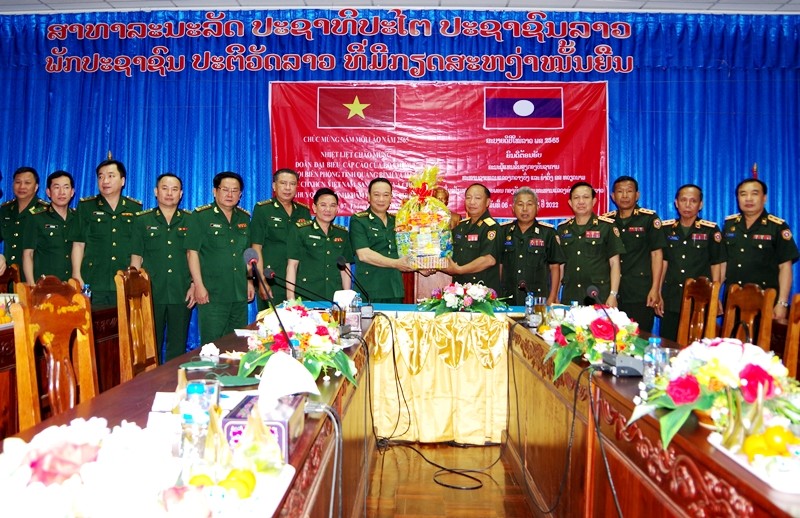 Quảng Bình chúc Tết lực lượng vũ trang biên giới Lào Quảng Bình chúc Tết lực lượng vũ trang biên giới Lào