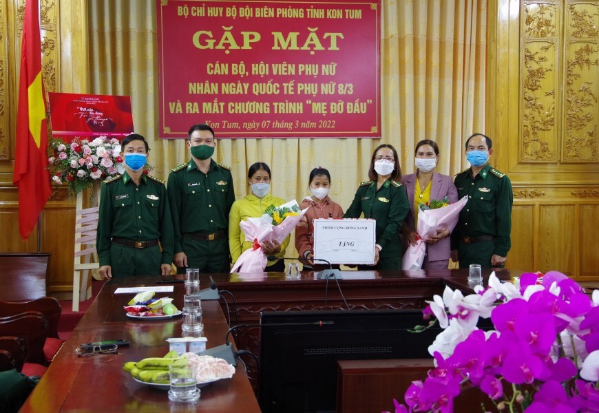 Trao vòng tay yêu thương cho trẻ em mồ côi biên giới Trao vòng tay yêu thương cho trẻ em mồ côi biên giới