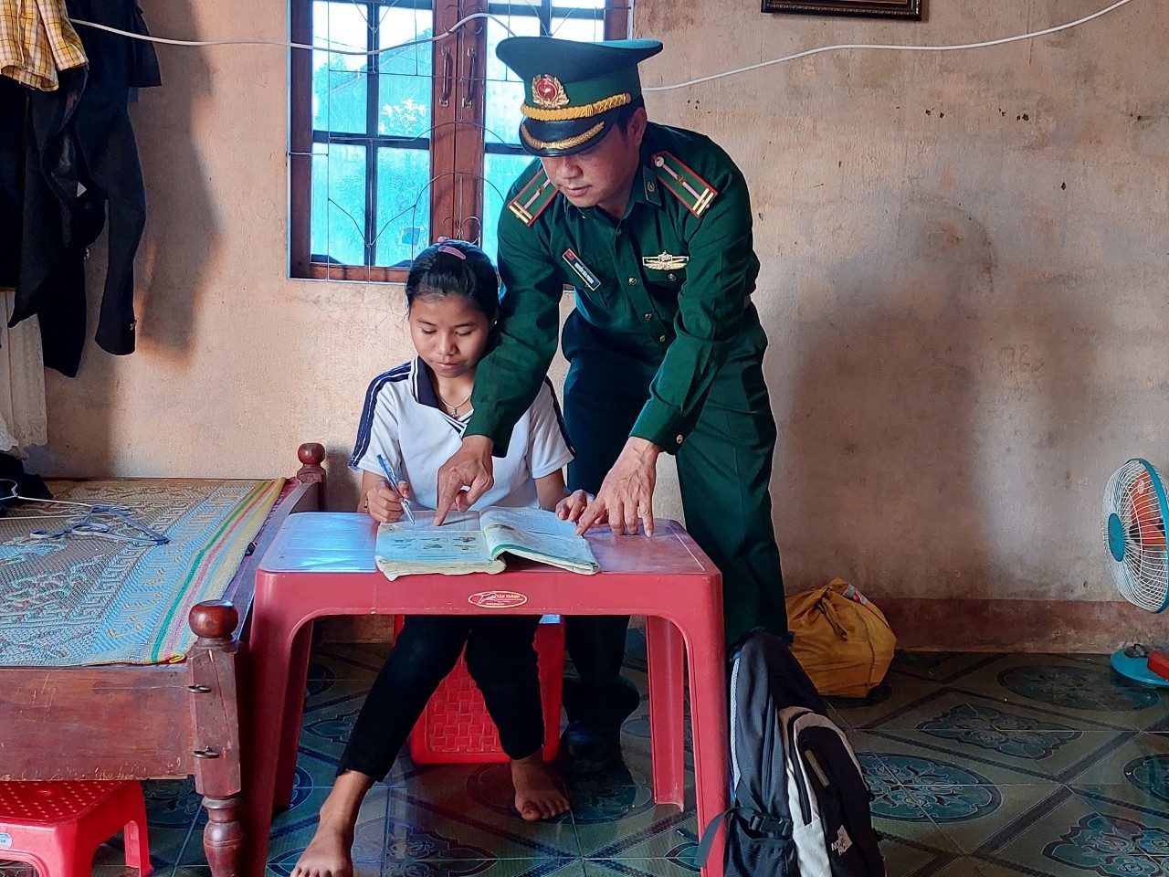 Trao vòng tay yêu thương cho trẻ em mồ côi biên giới Trao vòng tay yêu thương cho trẻ em mồ côi biên giới