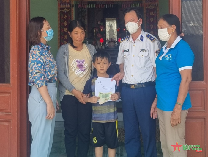 Thăm, tặng quà các học sinh có hoàn cảnh khó khăn tại huyện đảo Lý Sơn Thăm, tặng quà các học sinh có hoàn cảnh khó khăn tại huyện đảo Lý Sơn