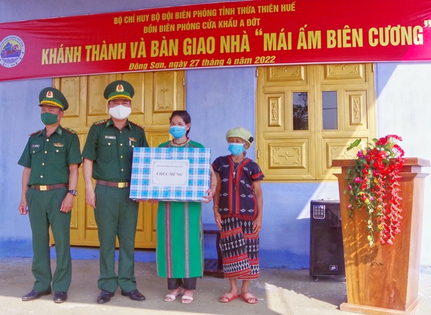 Bàn giao nhà “Mái ấm biên cương” cho các gia đình nghèo tại Thừa Thiên Huế và Lạng Sơn Bàn giao nhà “Mái ấm biên cương” cho các gia đình nghèo tại Thừa Thiên Huế và Lạng Sơn