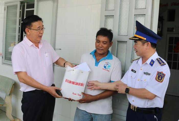 Tặng cờ Tổ quốc, tủ thuốc, túi thuốc cho ngư dân gặp khó khăn Tặng cờ Tổ quốc, tủ thuốc, túi thuốc cho ngư dân gặp khó khăn