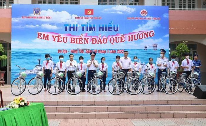 Tặng cờ Tổ quốc, tủ thuốc, túi thuốc cho ngư dân gặp khó khăn Tặng cờ Tổ quốc, tủ thuốc, túi thuốc cho ngư dân gặp khó khăn