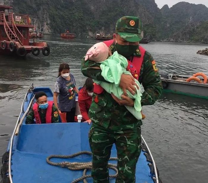 Cứu nạn thành công bé gái 1 tuổi bị rơi xuống biển và 1 thuyền viên bị viêm dạ dày cấp Cứu nạn thành công bé gái 1 tuổi bị rơi xuống biển và 1 thuyền viên bị viêm dạ dày cấp