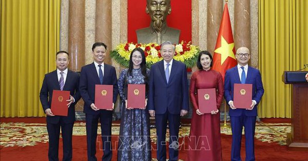 Tổng Bí thư, Chủ tịch nước Tô Lâm trao quyết định bổ nhiệm 5 Đại sứ Việt Nam tại nước ngoài