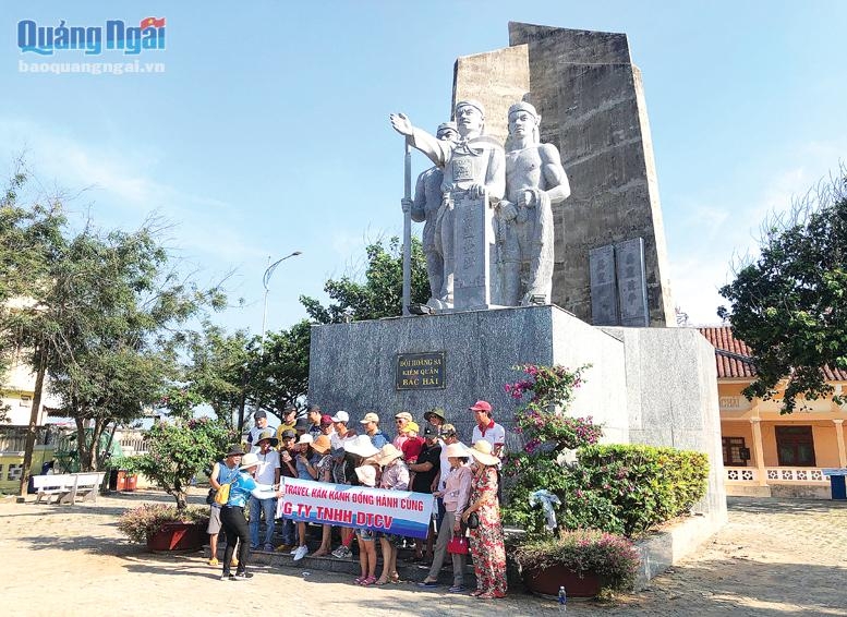 Du khách chụp hình kỷ niệm trước tượng đài Đội Hoàng Sa kiêm quản Bắc Hải. ẢNH: XUÂN THIÊN Du khách chụp hình kỷ niệm trước tượng đài Đội Hoàng Sa kiêm quản Bắc Hải. ẢNH: XUÂN THIÊN