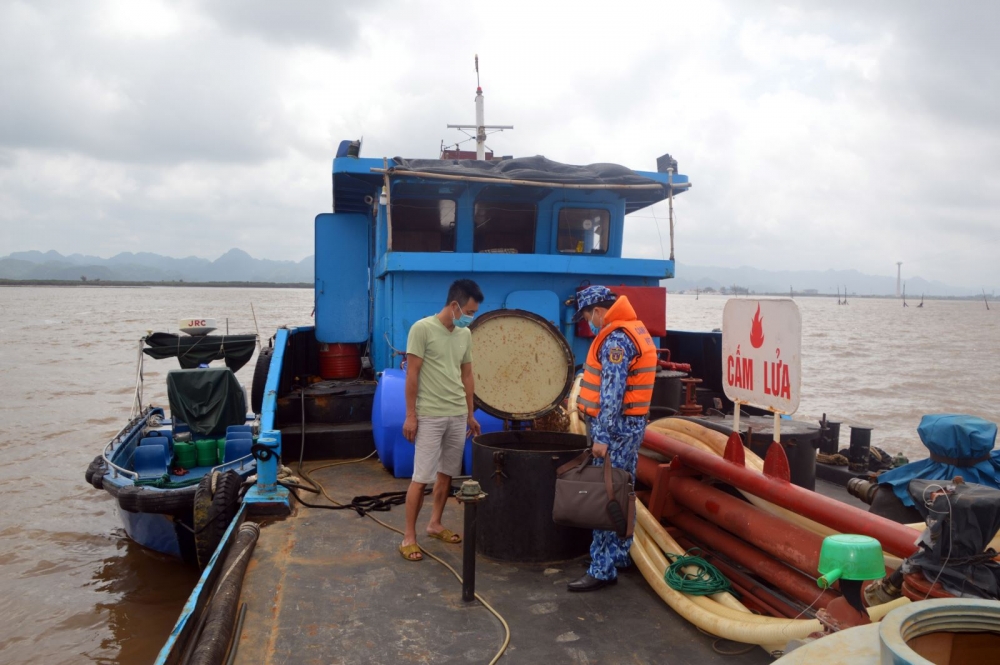 BTL Vùng Cảnh sát biển 1 kểm tra, tạm giữ tàu chở 25.000 lít dầu DO không rõ nguồn gốc. Ảnh: Mạnh Thường. BTL Vùng Cảnh sát biển 1 kểm tra, tạm giữ tàu chở 25.000 lít dầu DO không rõ nguồn gốc. Ảnh: Mạnh Thường.