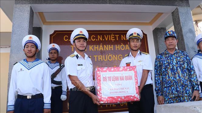 Tượng đài bất tử trong lòng dân tộc Chú thích ảnh