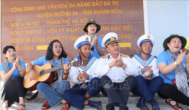 Tượng đài bất tử trong lòng dân tộc Chú thích ảnh