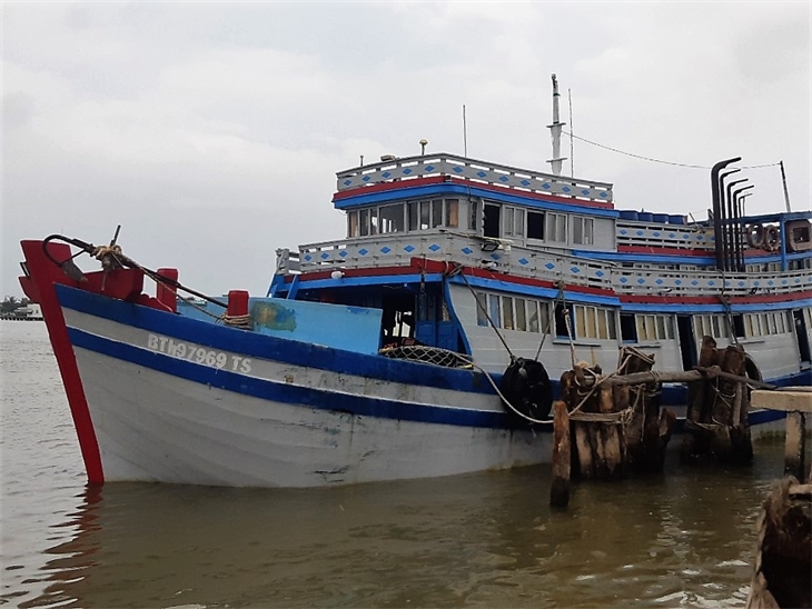 Tàu BTh 97969 TS chở 2 người nhập cảnh đang bị Đồn Biên phòng Sông Đốc tạm giữ. Ảnh: Lê Khoa Tàu BTh 97969 TS chở 2 người nhập cảnh đang bị Đồn Biên phòng Sông Đốc tạm giữ. Ảnh: Lê Khoa
