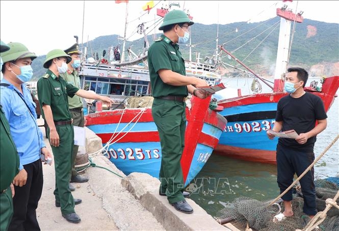 Đồn biên phòng Cửa Sót tuyên truyền bầu cử, phòng chống dịch COVID-19 cho ngư dân tại cảng cá Thạch Kim huyện Lộc Hà. Ảnh: Công Tường/TTXVN Đồn biên phòng Cửa Sót tuyên truyền bầu cử, phòng chống dịch COVID-19 cho ngư dân tại cảng cá Thạch Kim huyện Lộc Hà. Ảnh: Công Tường/TTXVN