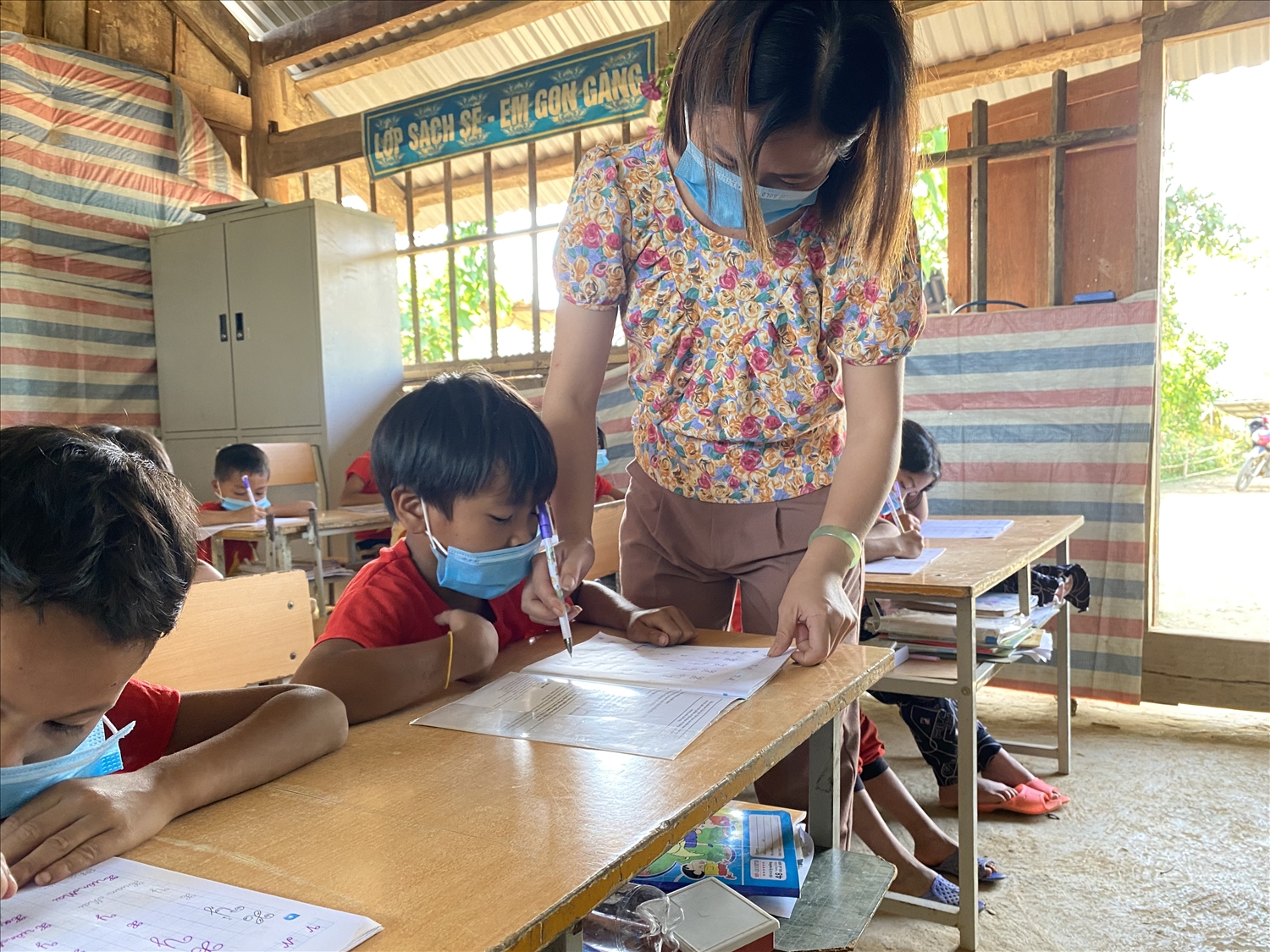 Dẫu khó khăn đến đâu cô giáo Hằng vẫn miệt mãi uốn nắn học sinh Dẫu khó khăn đến đâu cô giáo Hằng vẫn miệt mãi uốn nắn học sinh