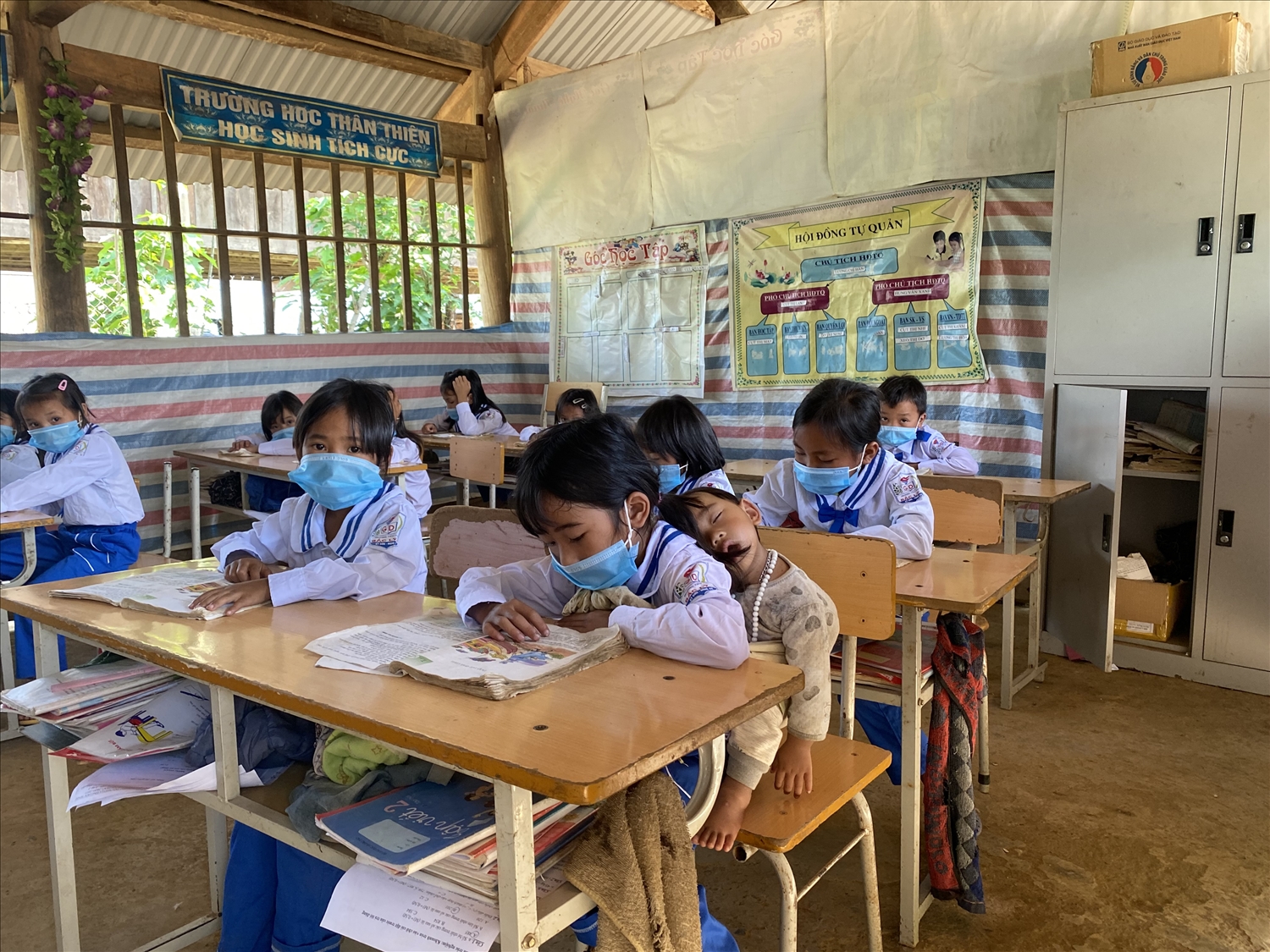 Bố mẹ đi làm ăn xa, ông bà lên rẫy, Cụt Thị Nhi phải cõng em đến lớp Bố mẹ đi làm ăn xa, ông bà lên rẫy, Cụt Thị Nhi phải cõng em đến lớp