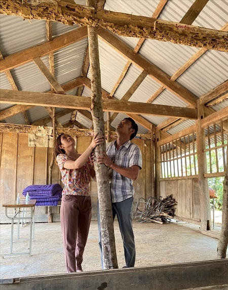 Các thầy cô chỉ biết chằng chống tạm bợ để trường khỏi sập, đảm bảo tính mạng cho học sinh. Các thầy cô chỉ biết chằng chống tạm bợ để trường khỏi sập, đảm bảo tính mạng cho học sinh.