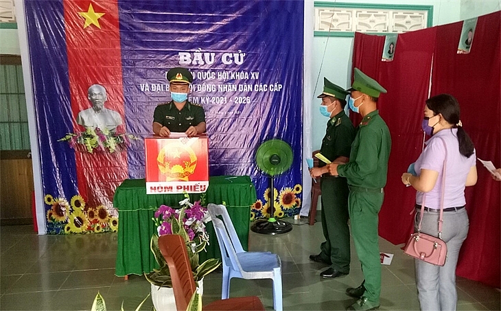 Quân, dân biên giới vui ngày hội non sông Quân, dân biên giới vui ngày hội non sông