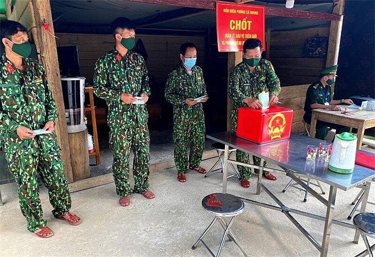 Quân, dân biên giới vui ngày hội non sông Quân, dân biên giới vui ngày hội non sông