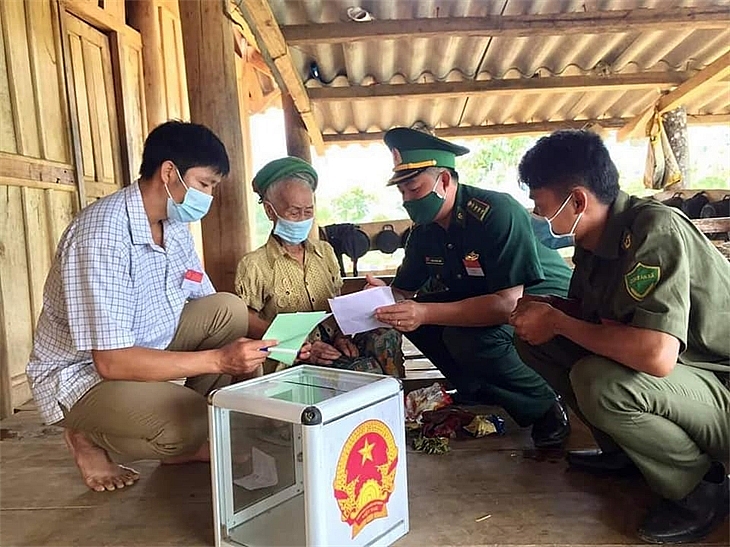 Quân, dân biên giới vui ngày hội non sông Quân, dân biên giới vui ngày hội non sông