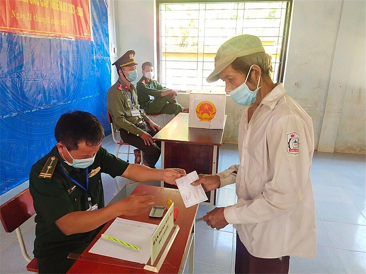 Quân, dân biên giới vui ngày hội non sông Quân, dân biên giới vui ngày hội non sông