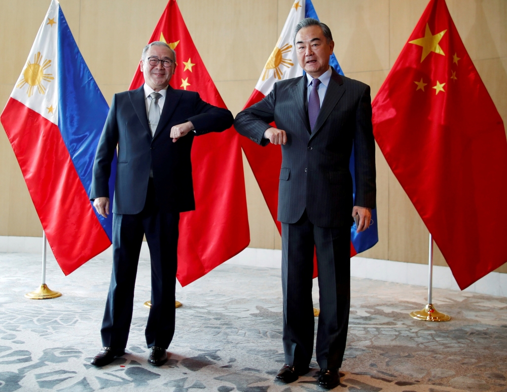 Ngoại trưởng Trung Quốc Vương Nghị (phải) gặp Ngoại trưởng Philippines Teodoro Locsin tại Manila vào ngày 16.1 REUTERS Ngoại trưởng Trung Quốc Vương Nghị (phải) gặp Ngoại trưởng Philippines Teodoro Locsin tại Manila vào ngày 16.1 REUTERS