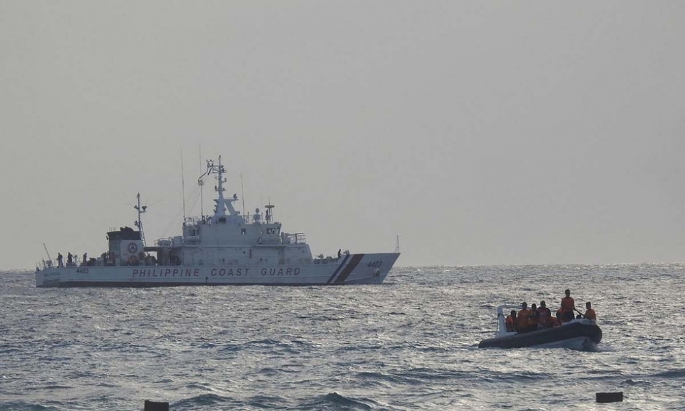 Xuồng và tàu tuần tra của cảnh sát biển Philippines diễn tập trên Biển Đông ngày 25/4. Ảnh: AFP. Xuồng và tàu tuần tra của cảnh sát biển Philippines diễn tập trên Biển Đông ngày 25/4. Ảnh: AFP.