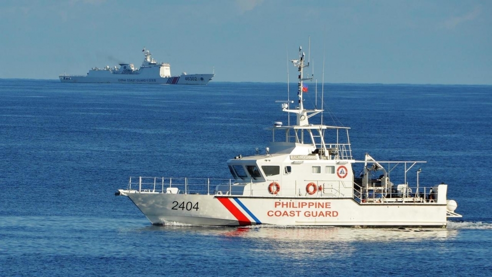 Tàu hải cảnh Trung Quốc và tàu tuần duyên Philippines hiện diện gần bãi cạn Scarborough năm 2019 AFP Tàu hải cảnh Trung Quốc và tàu tuần duyên Philippines hiện diện gần bãi cạn Scarborough năm 2019 AFP