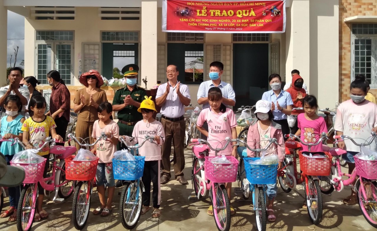 Tặng các em học sinh và gia đình khó khăn tại xã biên giới Đắk Lắk Tặng các em học sinh và gia đình khó khăn tại xã biên giới Đắk Lắk