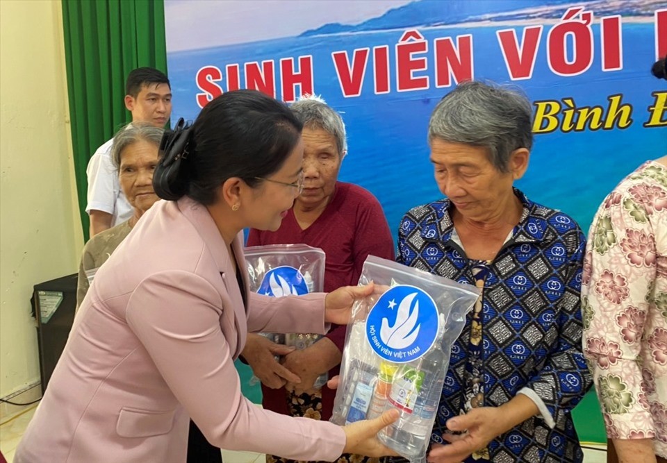 Thanh niên Bình Định với nhiều hoạt động hướng về biển, đảo Tổ quốc Thanh niên Bình Định với nhiều hoạt động hướng về biển, đảo Tổ quốc