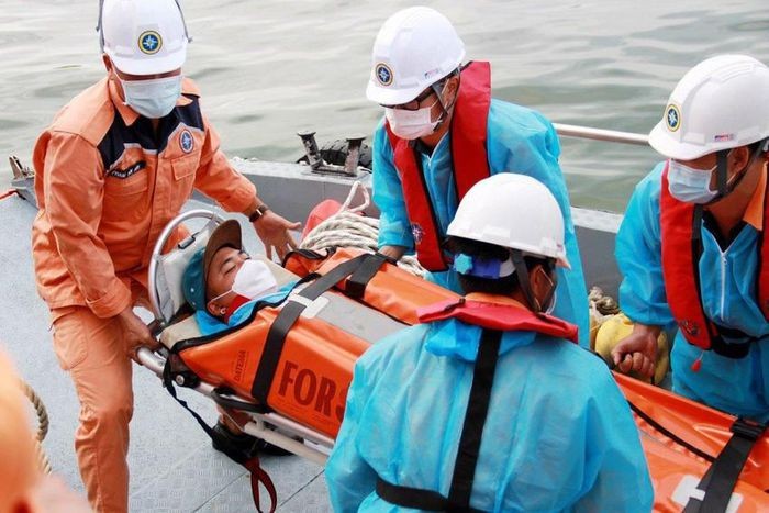 Cứu nạn thuyền viên tàu Ever Cast - Panama và ngư dân lặn bắt hải sản Cứu nạn thuyền viên tàu Ever Cast - Panama và ngư dân lặn bắt hải sản