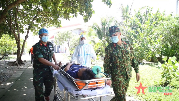 Cứu nạn thuyền viên tàu Ever Cast - Panama và ngư dân lặn bắt hải sản Cứu nạn thuyền viên tàu Ever Cast - Panama và ngư dân lặn bắt hải sản